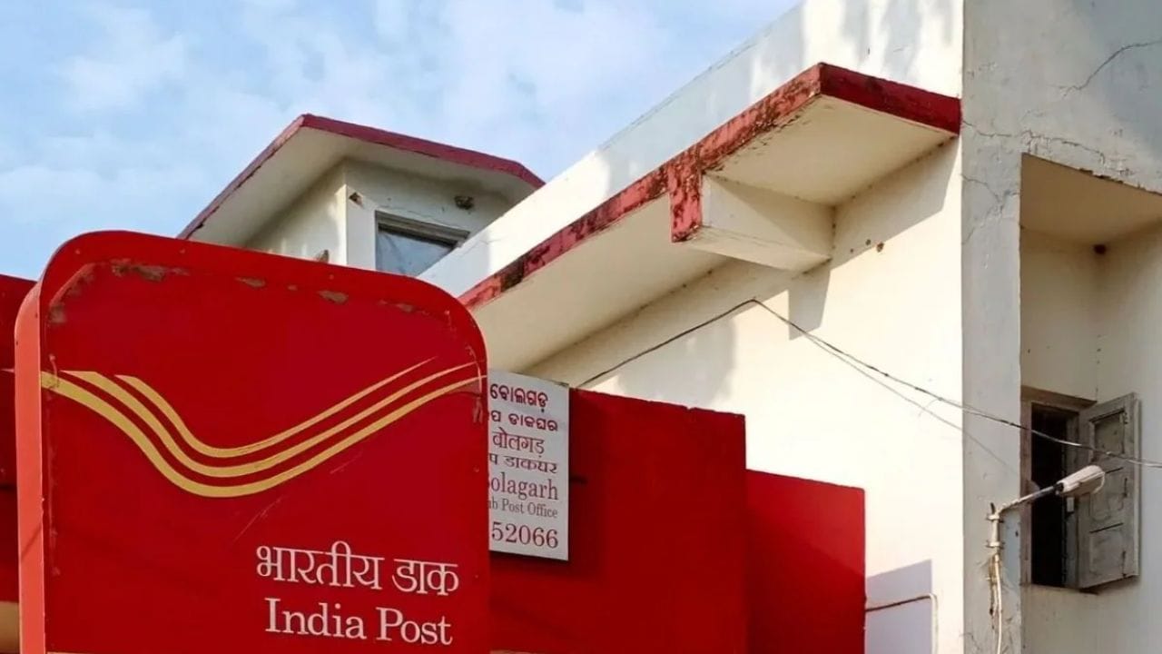 पोस्ट ऑफिस एमआयएस स्कीम (Post Office MIS Scheme) खासकर करुन निवृत्तांसाठी आहे. निवृत्तीनंतर कोणतीही रिस्क नसलेली ही योजना तुम्हाला मासिक उत्पन्न देत. रिटायरमेंटनंतर एक मोठी रक्कम जमा करण्यासाठी लॉक इन पिरियडपर्यंत निश्चित रक्कम गुंतवणूकीस मिळत रहाते.
