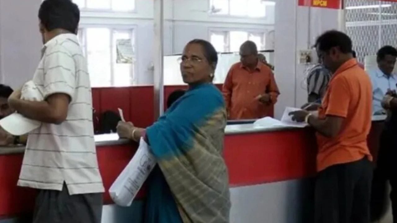 पोस्ट ऑफिस मासिक इन्कम स्कीममध्ये व्याजाने होणारी कमाई मासिक, तिमाही, सहामाही वा वार्षिक सुद्धा घेता येते. मात्र हे लक्षात घ्या संपूर्ण फायदा मॅच्युरिटीपर्यंत ही स्कीम चालवण्यावरच मिळतो. या अतंर्गत निश्चित सरकारी नियम (Post Office Saving Scheme Rules) पाहिले, तर खाते उघडल्यानंतर १ ते ३ वर्षात क्लोज केले तर मुळ रक्कम २ टक्के कापली जाते. तर तीन ते पाच वर्षांत खाते क्लोज केल्यानंतर १ टक्के रक्कम कापली जाते.