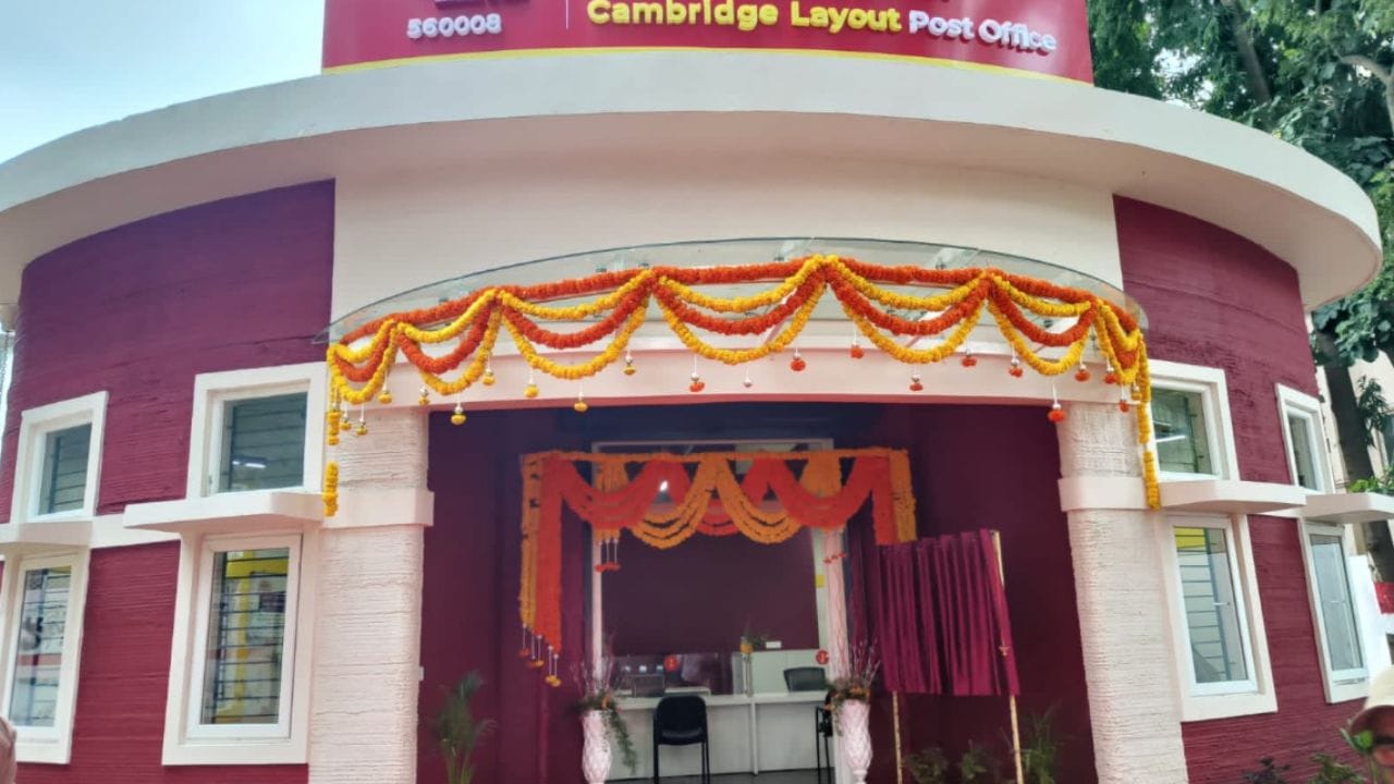 Post Office च्या मासिक इन्कमची गॅरंटी देणाऱ्या या MIS स्कीममध्ये कमाल आणि किमान गुंतवणूकीची मर्यादा सेट केली आहे. याअंतर्गत एक व्यक्ती एक ठराविक सिंगल अकाऊंटमध्ये ९ लाख रुपये जमा करता येऊ शकतात. याशिवाय जर जॉईंट खाते खोलले असेल तर यात कमाल १५ लाख रुपयांची गुंतवणूक एकदाच करता येते. यानंतर व्याजावर होणारी कमाई तुम्हाला मिळणे सुरु होते. या स्कीममध्ये मॅच्युरिटी पिरियड ५ वर्षांचा आहे.