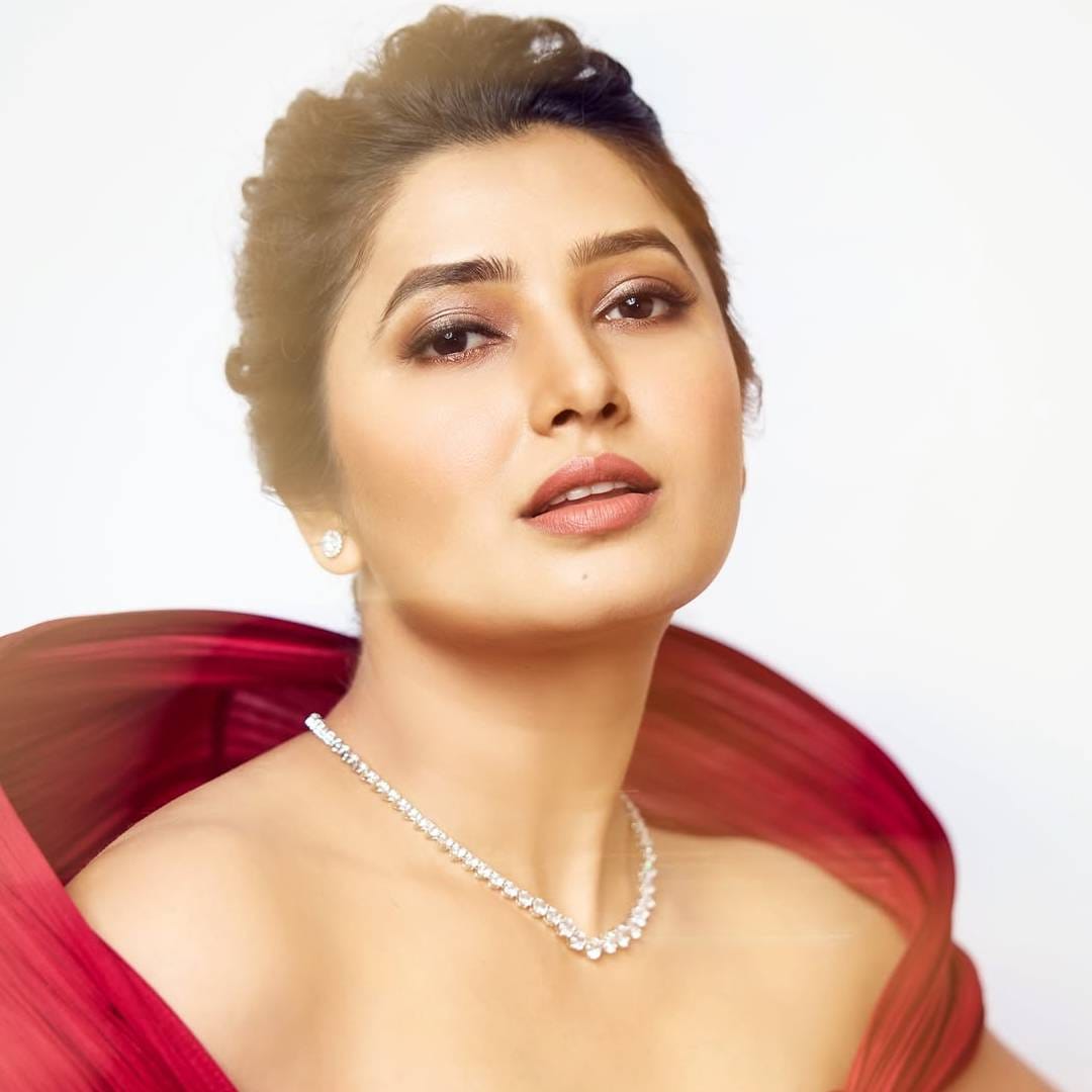 मराठी मनोरंजनसृष्टीतील लोकप्रिय अभिनेत्री प्राजक्ता माळी हिने मुंबईत कोट्यवधी रुपयांचा आलिशान फ्लॅट खरेदी केला आहे. गोरेगाव पूर्व इथल्या 'ओबेरॉय एक्स्विझिट' या उच्चभ्रू प्रकल्पात प्राजक्ताने हा फ्लॅट घेतला आहे. या व्यवहारामुळे मनोरंजनविश्वासोबतच रिअल इस्टेट क्षेत्रातही तिच्या नव्या घराची चर्चा रंगली आहे.