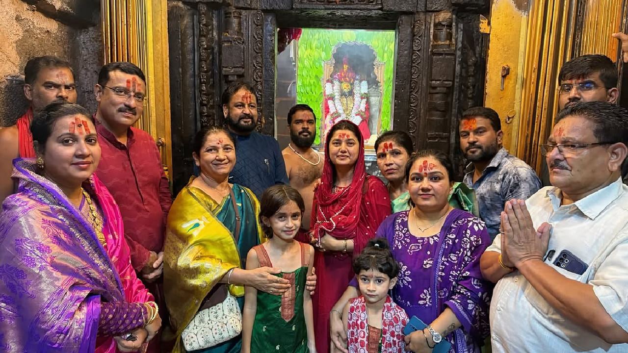 नुकतेच प्राजक्ता माळीने तिच्या अधिकृत इन्स्टाग्राम अकाउंटवर आई तुळजाभवानीच्या दर्शनावेळी काढलेले काही फोटो शेअर केले. पारंपरिक वेशभूषेत देवीचे दर्शन घेतानाचे हे फोटो पाहून अनेक चाहत्यांनी तिच्यावर कौतुकाचा वर्षाव केला. 