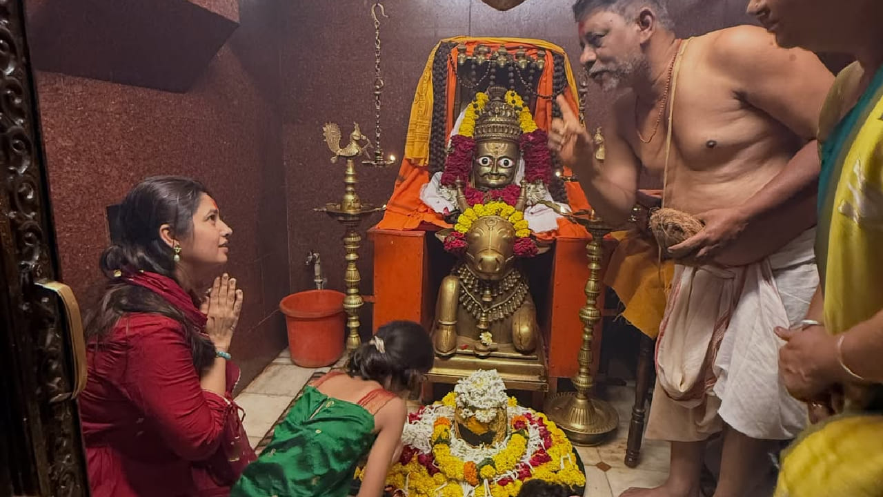 अभिनेत्री प्राजक्ता माळी ही तिच्या अभिनयासोबतच सौंदर्य, स्पष्टवक्तेपणा आणि सोशल मीडियावरील सक्रिय उपस्थितीमुळे नेहमीच चर्चेत असते. ती अनेकदा तिच्या वैयक्तिक आयुष्यातील खास क्षण चाहत्यांसोबत शेअर करत असते.