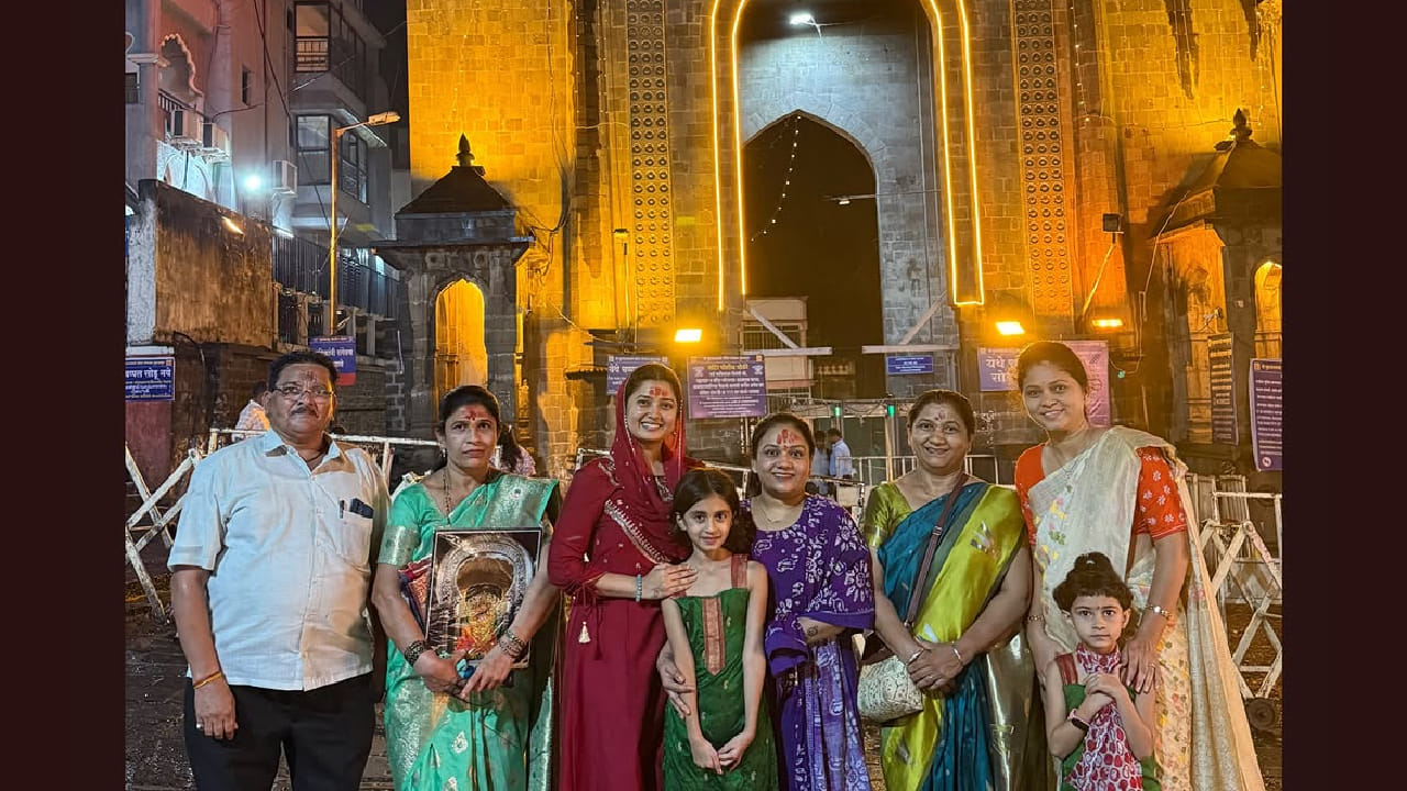 मात्र, या फोटोंमुळे सोशल मीडियावर दुसरीकडे वादालाही तोंड फुटले. काही नेटकऱ्यांनी मंदिराच्या गाभाऱ्यात किंवा दर्शनस्थळी फोटो काढण्याच्या नियमांबाबत प्रश्न उपस्थित केला.
