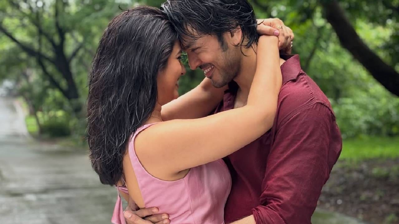 अशातच आता अभिनेत्रीने तिचे एका अभिनेत्यासोबतचे रोमँटिक फोटो शेअर केले आहेत. हा अभिनेता दुसरा तिसरा कोणी नसून तो ललित प्रभाकर आहे. लवकरच प्राजक्ता माळी आणि ललित प्रभाकर पुन्हा एकदा प्रेक्षकांच्या भेटीला येण्यासाठी सज्ज झाली आहे.