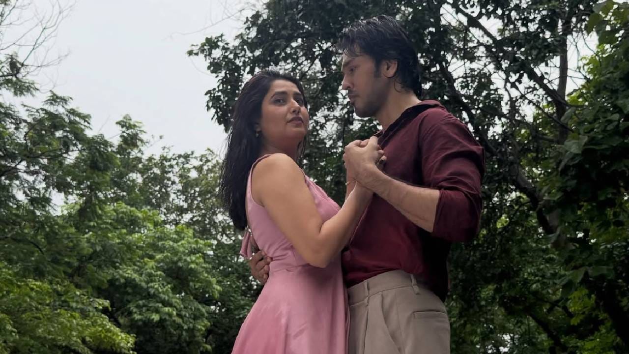 अनेक चाहत्यांनी तिच्या या फोटोंवर आता आम्हाला प्रचंड उत्सुकता लागली आहे असं म्हटलं आहे. तसेच काहींनी या दोघांचं कौतुक करत त्यांना शुभेच्छा देखील दिल्या आहेत.