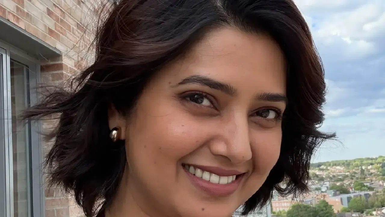 विशेष म्हणजे या सिनेमासाठी तिने चक्क आपले केस कापले आहेत. त्यामुळे तिच्या नव्या हेअरकटची सध्या चाहत्यांमध्ये चांगलीच चर्चा रंगली आहे. प्राजक्ता माळीने तिच्या इन्स्टाग्राम अकाउंटवर काही फोटो शेअर करत आपल्या आगामी चित्रपटाची माहिती दिली.