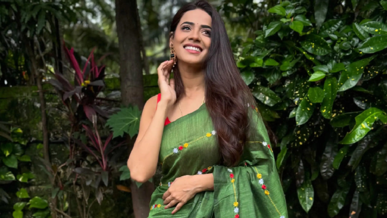 या फोटोशूटमध्ये प्रतीक्षा हिरव्या रंगाच्या सुंदर साडीमध्ये दिसत आहे. फुलांची आकर्षक एम्ब्रॉयडरी असलेली ही साडी तिच्या सौंदर्यात आणखी भर घालत आहे. 