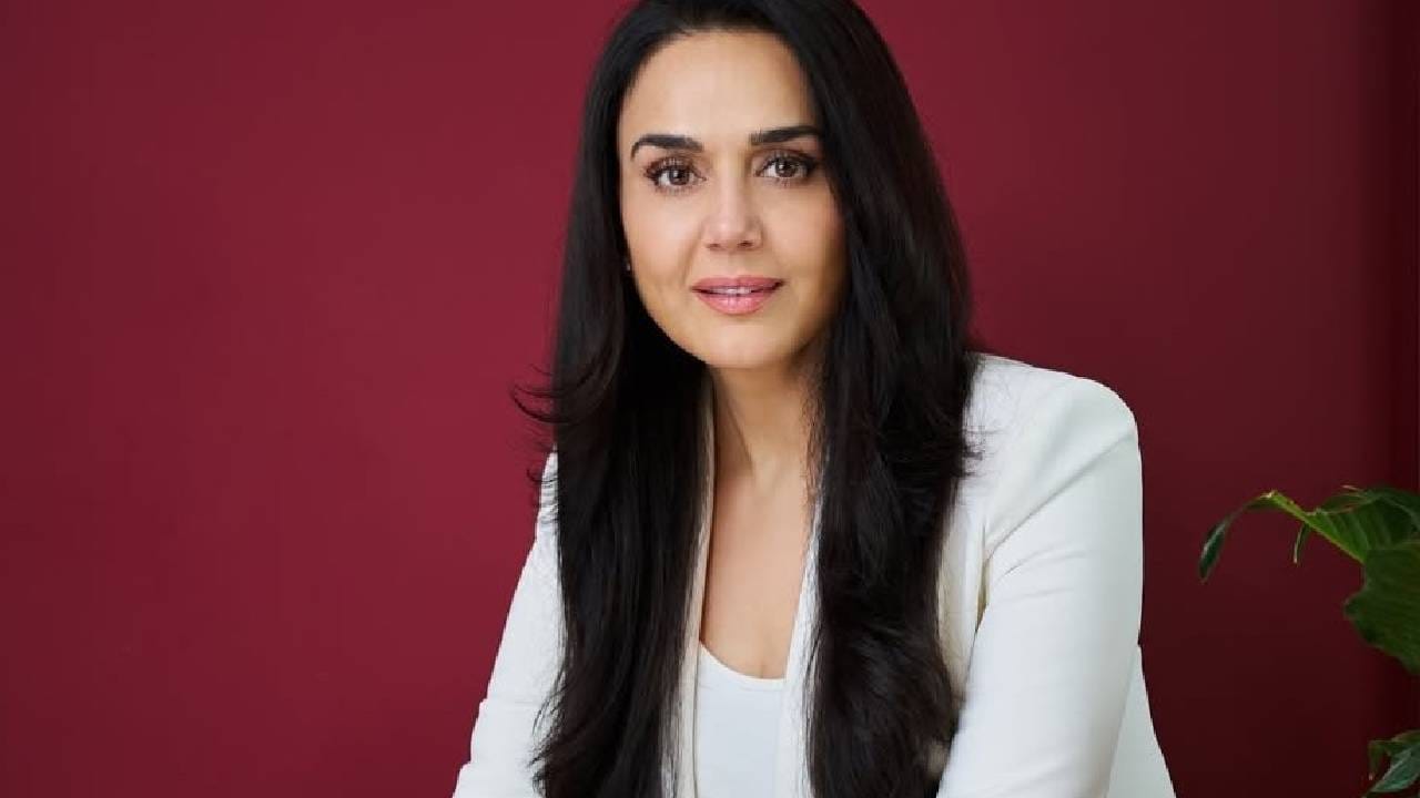 डिंपल गर्ल प्रीती झिंटानेही लग्नानंतर अमेरिकेत संसार थाटला. पती आणि मुलांसोबत ती तिथेच राहते. मात्र, बॉलिवूड आणि तिच्या इतर कामांमुळे तिची भारतवारी सुरू असते.