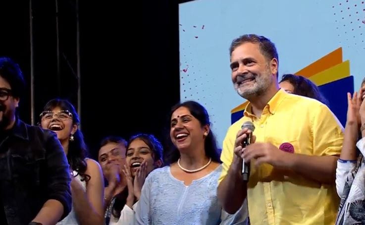 तसेच, यावेळी बोलताना मुलींबद्दल आता तुझं लग्नाचं वय झालं आहे, असं सांगितलं जातं. मुलींच्या वयाचा, वेळेचा शस्त्र म्हणून वापर केला जातो. 15 ते 29 वर्षांची मुलगी घरात 5.5 तास काम करते. त्याच घरात मुलगा फक्त 30 मिनिटे काम करतो, असा फरक सांगितला.