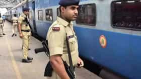 ट्रेनमध्ये मॉडेलने घातला राडा, कपडे काढले अन् थेट..., नेमकं काय घडलं?.