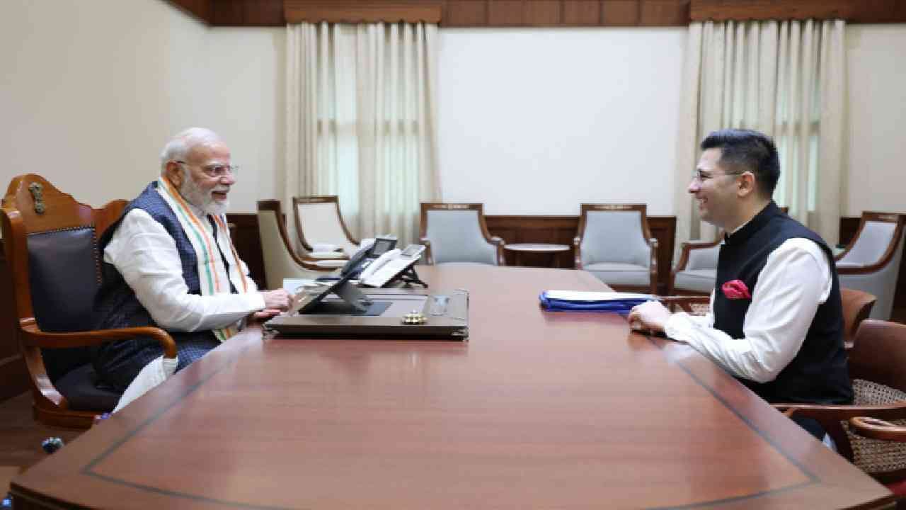 Raghav Chaddha meets PM Modi : परिणीती चोप्राचा नवरा राघव चड्ढांना भाजपंमध्ये महत्वाच्या जबाबदारीचे संकेत, आज सकाळीच मोदींना भेटले Raghav Chaddha meets PM Modi : परिणीती चोप्राचा नवरा राघव चड्ढांना भाजपंमध्ये महत्वाच्या जबाबदारीचे संकेत, आज सकाळीच मोदींना भेटले