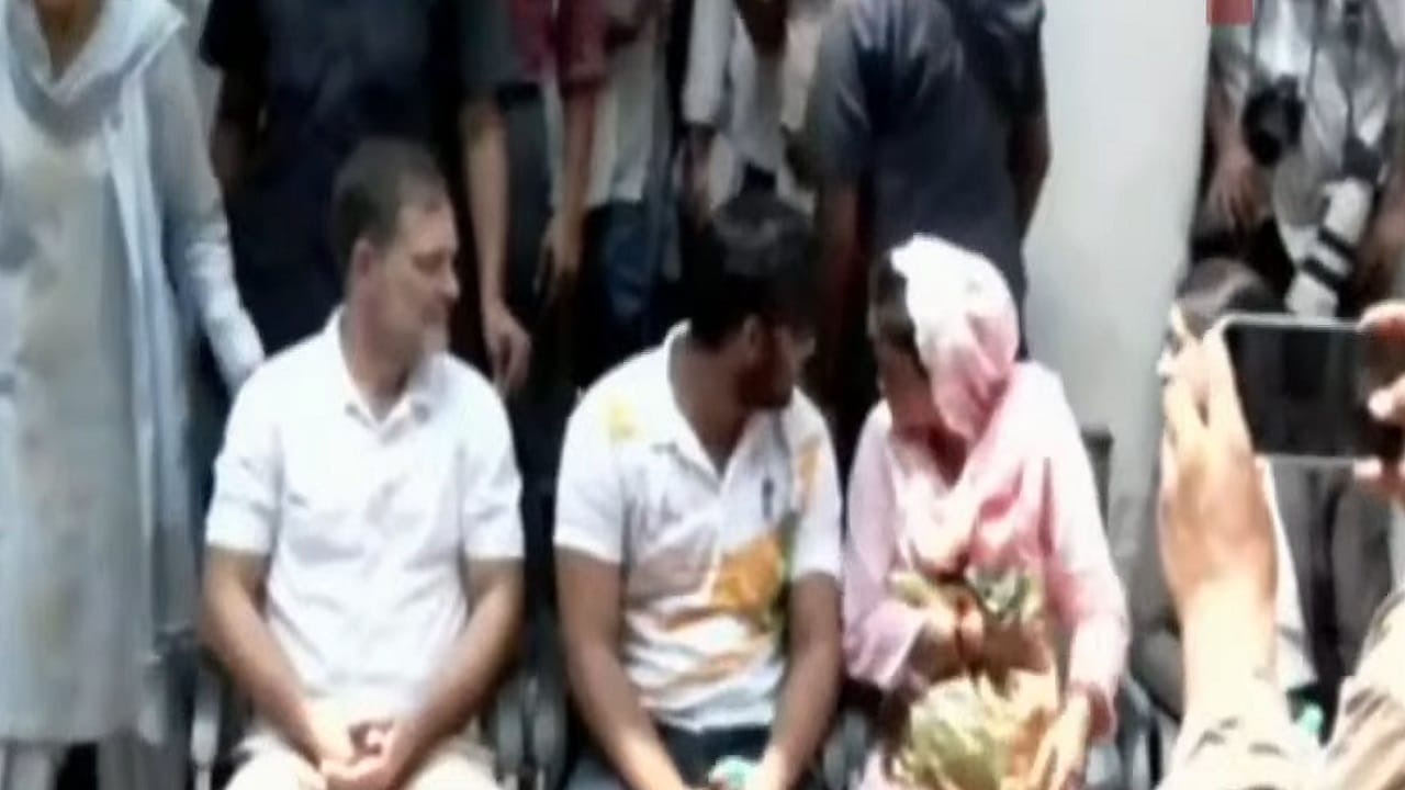 पोलिसांकडून पॅलेट गन कारवाईची कोणतीही ठोस माहिती दिली जात नाही. त्यामुळे नेमका तपास कुठपर्यंत आलाय हे कळायला मार्ग नसल्याने राहुल गांधी यांनी थेट पोलिस ठाण्याबाहेरच ठिय्या आंदोलन सुरू केलं आहे.