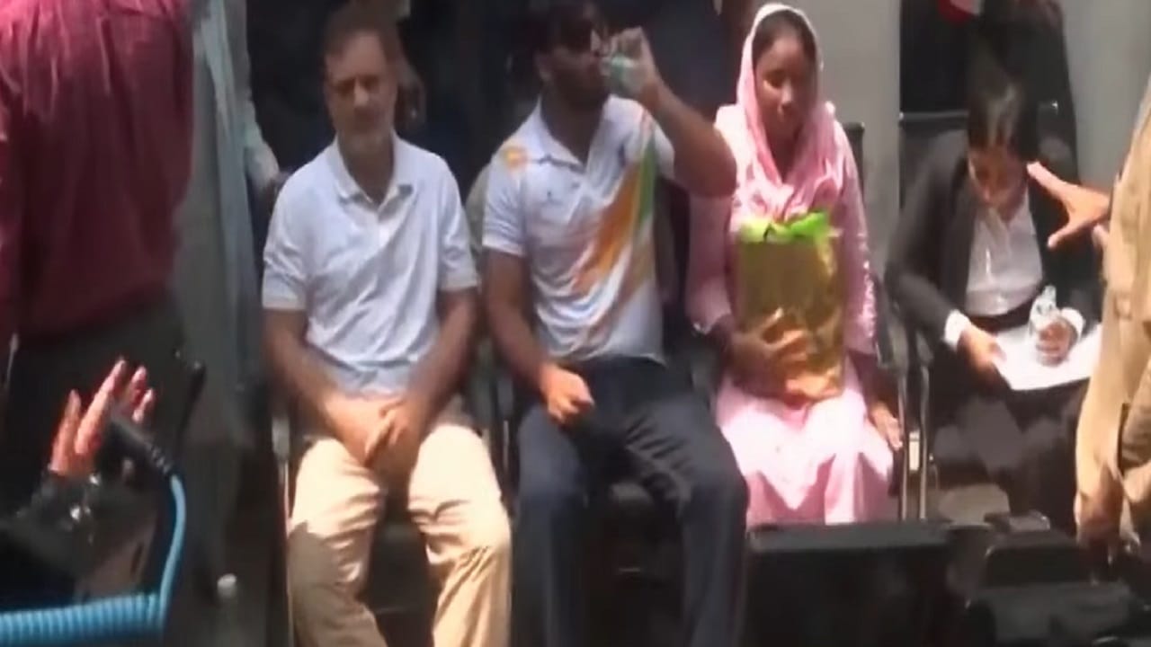 समोर येत असलेल्या माहितीनुसार, कॉकरोच जनता पार्टीच्या आंदोलनावेळी पॅलेट गनचा वापर करण्यात आला आहे. त्याची चौकशी सुरू आहे. त्याची माहिती घेण्यासाठीच राहुल गांधी संसद मार्ग पोलीस ठाण्यात आले.