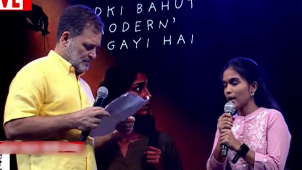 तरुणीने दिलेली चिठ्ठी राहुल गांधींनी घातली खिशात, ती मराठीत बोलली, राहुल ऐकत राहिले; पुण्यातल्या सभेत काय घडलं?
