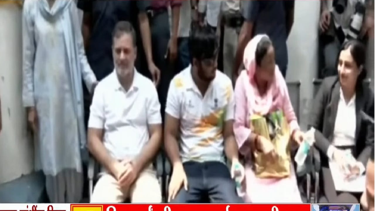 राहुल गांधी यांच्यासोबत पीडित तरुणही ठिय्या आंदोलन करत आहे. जोपर्यंत गुन्हा दाखल होत नाही, तोपर्यंत पोलीस ठाण्याच्या बाहेरून हटणार नाही, अशी आक्रमक भूमिका राहुल गांधी यांनी घेतली आहे.