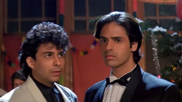 'आशिकी' या चित्रपटातून रातोरात स्टार झालेला अभिनेता राहुल रॉय आजही नव्वदच्या दशकातील त्याच्या एका निर्णयाबद्दल पश्चात्ताप व्यक्त करतो. महेश भट्ट यांच्या 1990 मध्ये आलेल्या 'आशिकी'ने राहुल रॉय आणि अनु अग्रवाल यांना प्रचंड लोकप्रियता मिळवून दिली. या चित्रपटातील गाणी आणि राहुलचा रोमँटिक अंदाज प्रेक्षकांच्या चांगलाच पसंतीस उतरला.