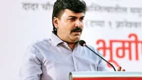 न्यायालयातून बाहेर पडताच राऊतांचं व्हिक्ट्री साईन, शेवाळे म्हणाले....