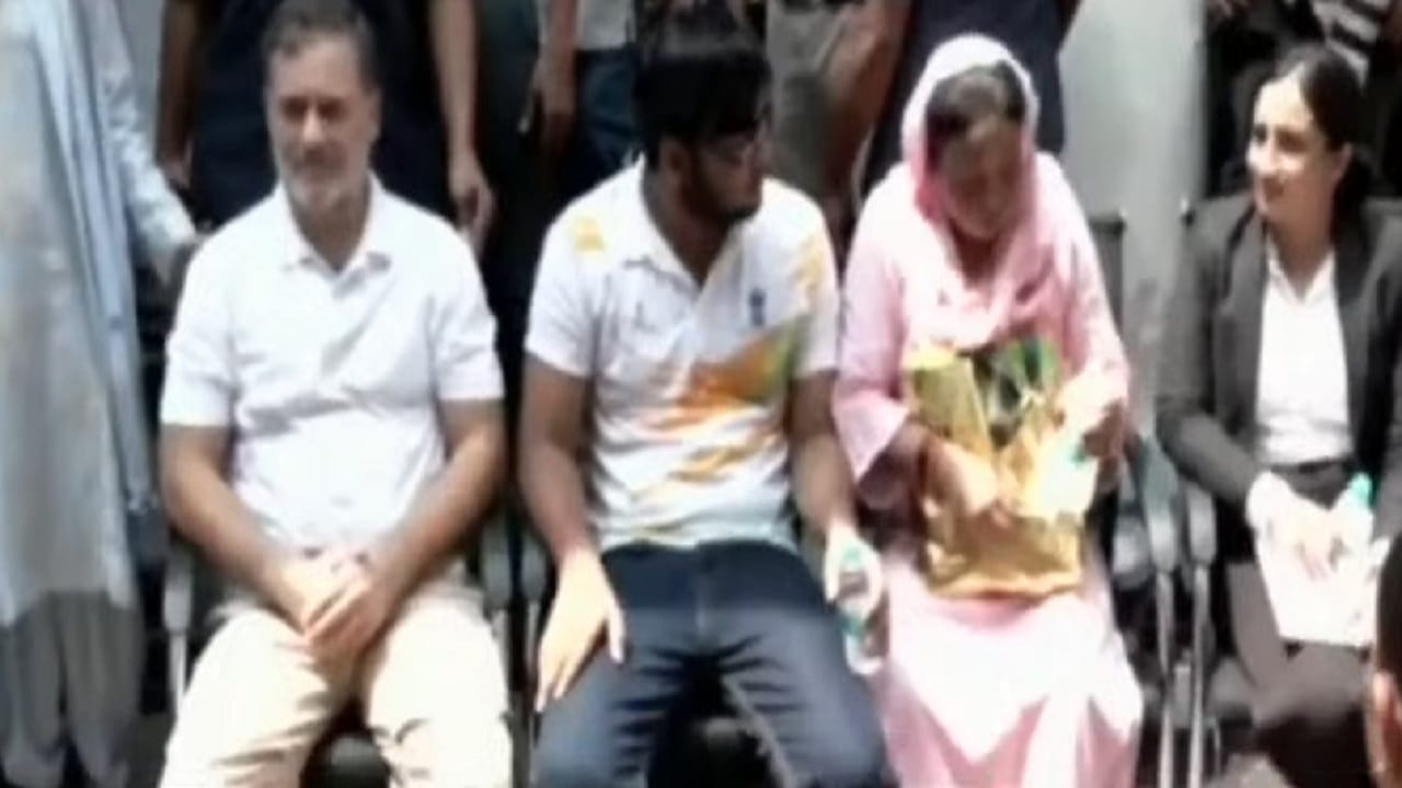 पेलेट गन चालवण्यात कथितरीत्या सहभागी असलेल्या पोलीस कर्मचाऱ्यांविरुद्ध तक्रार नोंदवण्यासाठी राहुल गांधी तिथे गेले होते. राहुल गांधी यांच्या निकटवर्तीयांच्या म्हणण्यानुसार, पोलीस साहिलची एफआयआर नोंदवण्यास नकार देत होते; त्यामुळे राहुल स्वतः त्याला घेऊन पोलीस ठाण्यात गेले.