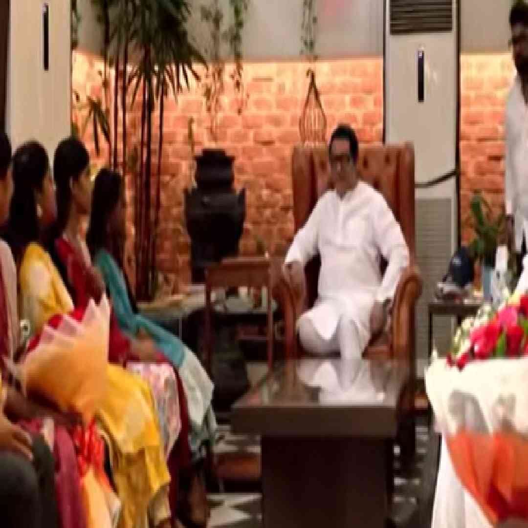 आज राज ठाकरे यांनी खड्डयांच्या प्रश्नावरुन आवाज उठवणाऱ्या या मुलींशी संवाद साधला. त्यांच्या पालकांशी चर्चा केली. त्यांचे मुद्दे, म्हणणं समजून घेतलं. सध्या महाराष्ट्राच्या विविध भागात खड्ड्यांचा प्रश्न गंभीर बनला आहे.