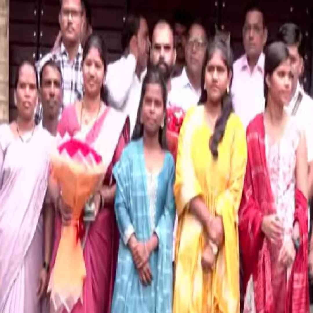 हा व्हिडिओ अत्यंत गंमतीशीर पद्धतीने बनवला होता. पण महाराष्ट्राच्या रस्त्यांचं नेमकं सत्य त्यातून मांडलं होतं. या शाळकरी मुलींनी उपरोधिकपणे राज्यातील या गंभीर मुद्याकडे लक्ष वेधलं होतं.