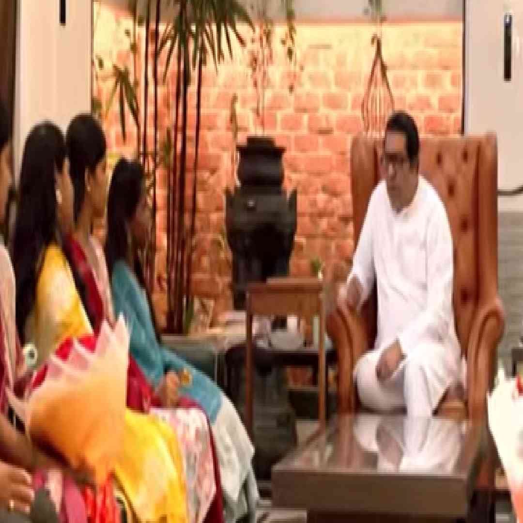छत्रीला माईक बनवणाऱ्या या मुली महाराष्ट्रभर प्रसिद्ध झाल्या होत्या. या मुलींनी आज दादर शिवाजीपार्क शीवतीर्थ येथे येऊन महाराष्ट्र नवनिर्माण सेनेचे अध्यक्ष राज ठाकरे यांची भेट घेतली. महाराष्ट्रात सध्या खड्ड्यांचा प्रश्न गंभीर बनला आहे.
