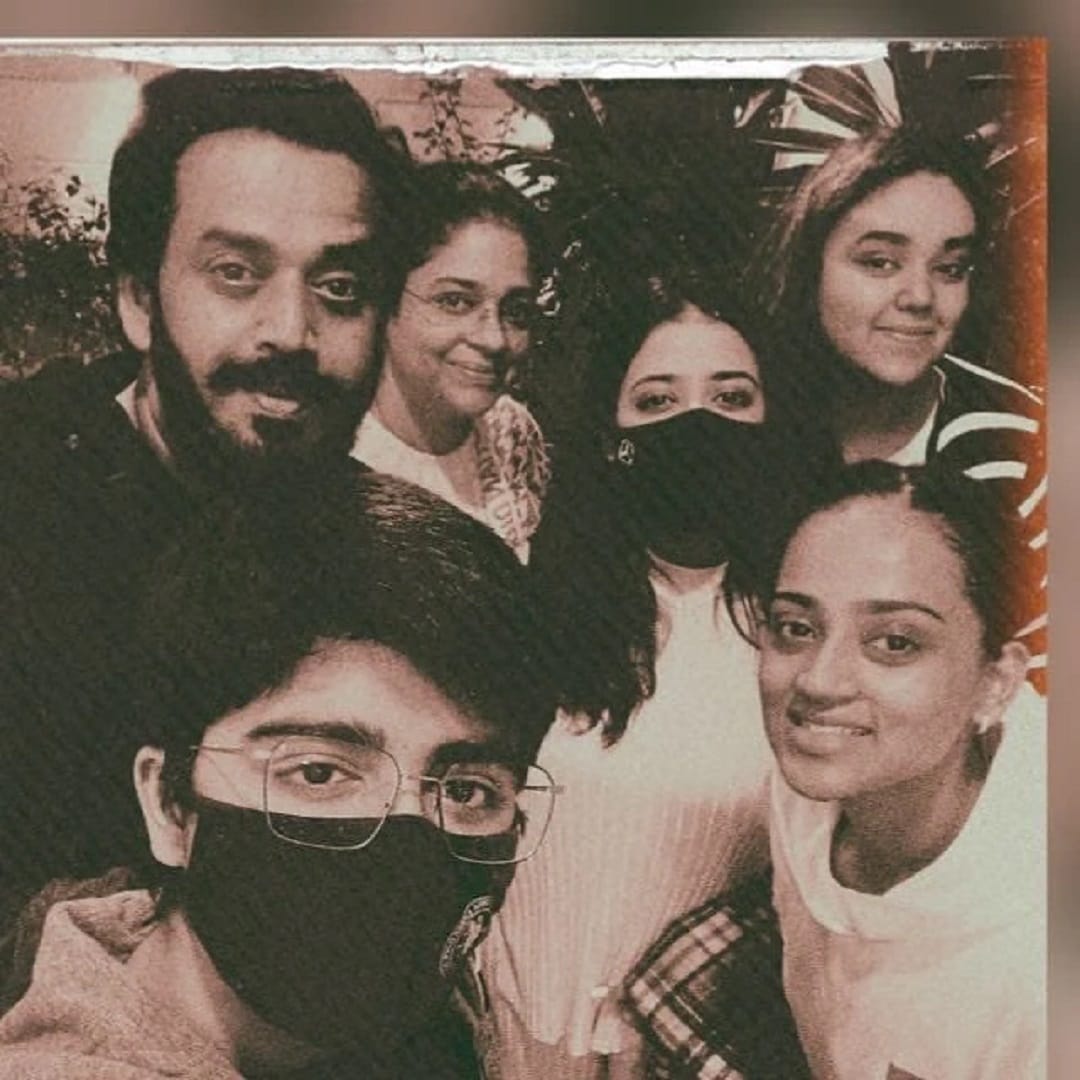 अभिनेते रवी किशन यांनी 1993 मध्ये प्रिती शुक्ला यांच्यासोबत लग्न केलं. लग्नानंतर त्यांनी 4 मुलांचं जगात स्वागत केलं. त्यांनी तीन मुलगी आणि एक मुलगा आहे. त्यांच्या तिन्ही मुली वेगवेगळ्या क्षेत्रात काम करत आहेत. त्यांच्या तिसऱ्या मुलीने देश सेवा करण्याचा निर्णय घेतला. तर अन्य दोघी काय करतात जाणून घ्या. 