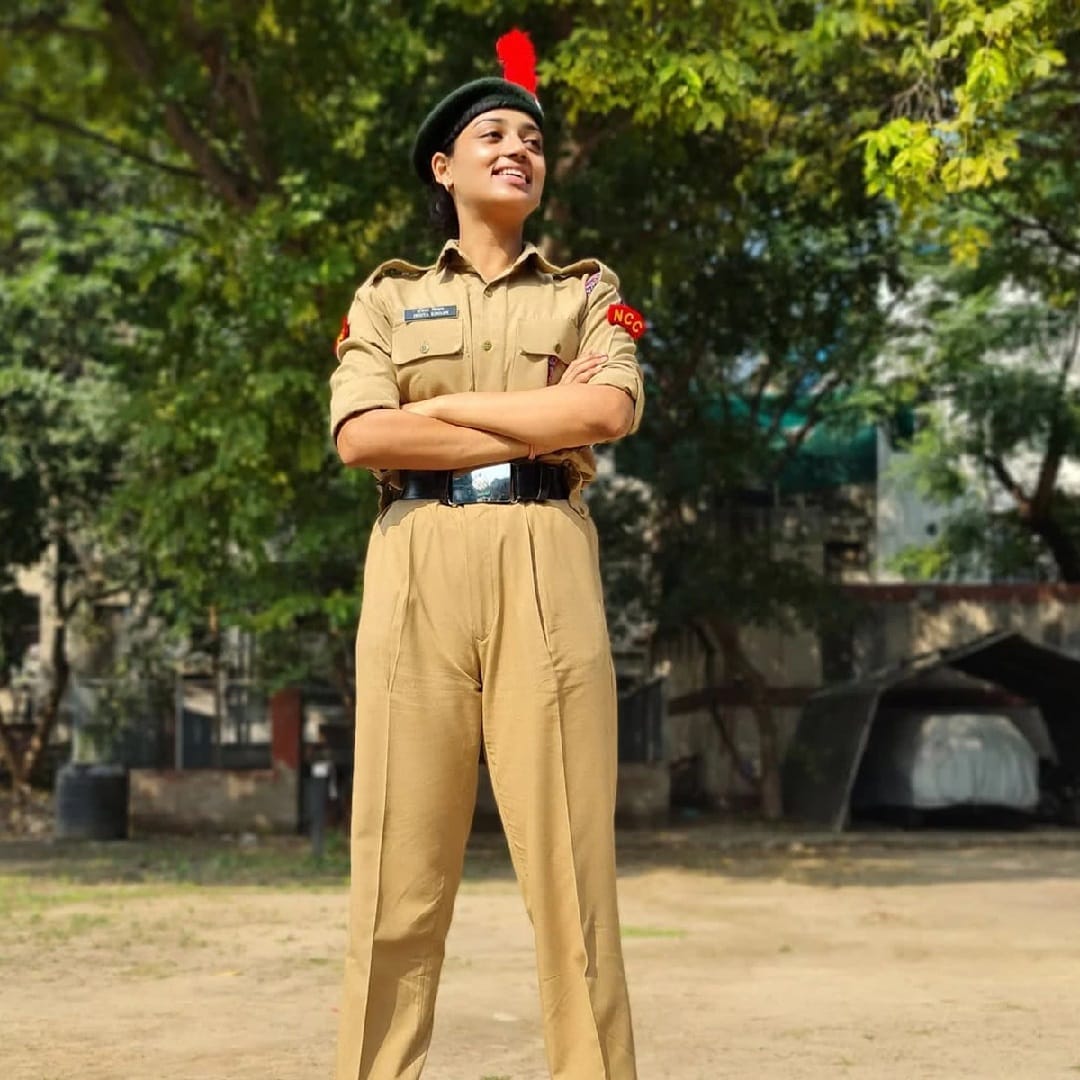 रवी किशन यांची तिसरी लेक इशिता शुक्ला हिने वडिलांप्रमाणे अभिनय  क्षेत्राची निवड केली नाही. तिने देश सेवा करण्याचा निर्णय घेतला आहे.  नॅशनल कॅडेट कोर्प्स (NCC) मधील सहभागामुळे ती सर्वप्रथम प्रकाशझोतात आली; तिथे तिने लष्करी प्रशिक्षण घेतलेलं. प्रजासत्ताक दिनाच्या संचलनाच्या तयारीमध्येही तिचा सहभाग होता.