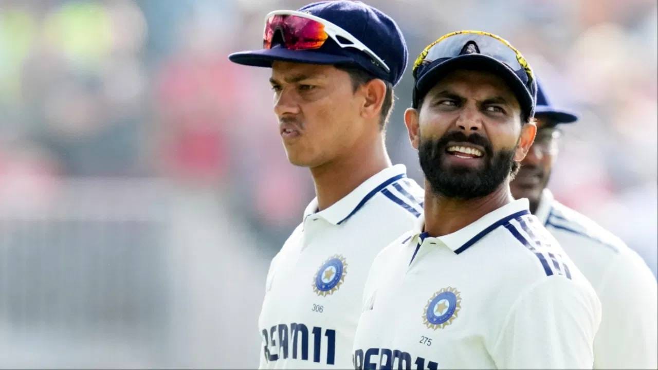 ऑस्ट्रेलियाविरुद्ध 2023 कसोटी मालिकेत रवींद्र जडेजाने अशीच चूक केली होती. त्यामुळे तीन विकेट हातच्या गेल्या होत्या. यात नागपूर कसोटीत स्टीव्ह स्मिथची विकेट गेली होती. ही त्याच्या क्रिकेट कारकिर्दीतील 250 विकेट असती. इंदुरमध्ये मार्नस लाबुशेन आणि दिल्ली कसोटीत पीटर हँड्सकॉम्बची विकेट नो बॉलमुळे मिळाली नव्हती. (Photo: PTI)