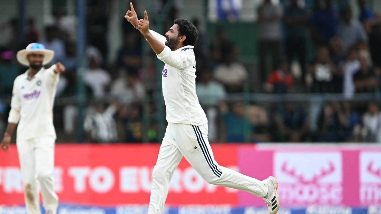 कसोटी क्रिकेटच्या इतिहासात भारताने श्रीलंकेला फॉलोऑन देण्याची ही एकूण नववी वेळ आहे. यापूर्वीच्या सर्व आठ सामन्यांमध्ये भारताने श्रीलंकेला फॉलोऑन देऊन धुळ चारली होती आणि प्रत्येक सामना जिंकला होता. आताही तशीच स्थिती आहे. (Photo: ICC Twitter)