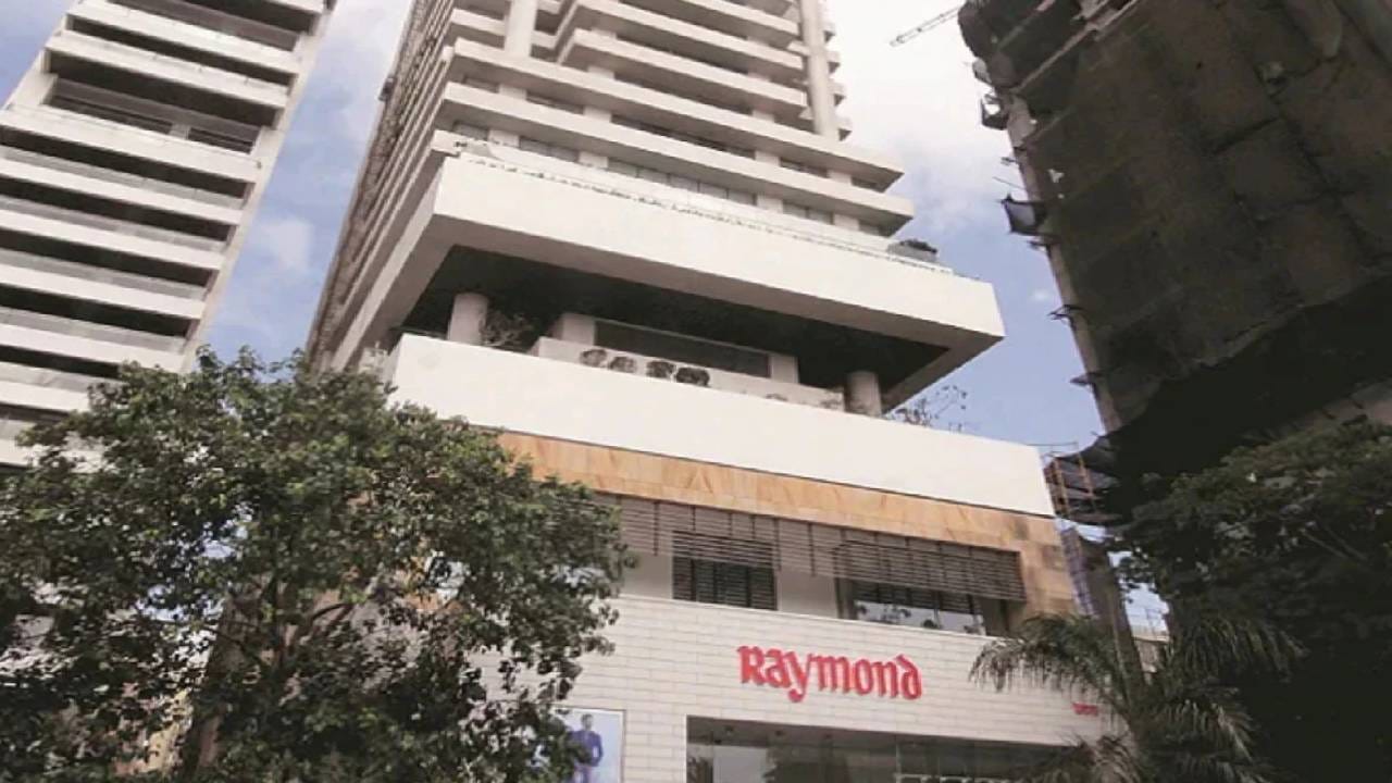 30 मजले... किंमत 6,000 कोटी रुपये - मुंबईतील सर्वात पॉश परिसरांपैकी एक मानल्या जाणाऱ्या अल्टामाउंट रोडवर असलेलं हे JK House म्हणजे भारतातील सर्वात उंच खासगी इमारतींपैकी एक आहे. JK House सुमारे 145 मीटर उंच आणि 30 मजली इमारत असल्याचं सांगितलं जातं. या इमारतीचा प्रत्येक मजला आलिशान पद्धतीने सजवण्यात आला आहे. किंमतीबाबत बोलायचं झाल्यास, विविध रिपोर्ट्सनुसार, या इमारतीची अंदाजे किंमत 6,000 कोटी रुपये असल्याचं म्हटलं जातं.