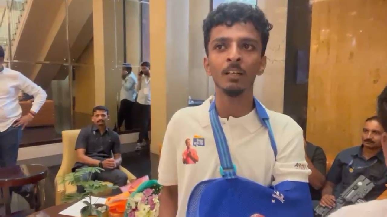 हाताला प्लास्टर... अभाविपच्या राड्यात जखमी झालेला रिहान बाबुडे थेट राहुल गांधींच्या भेटीला हाताला प्लास्टर... अभाविपच्या राड्यात जखमी झालेला रिहान बाबुडे थेट राहुल गांधींच्या भेटीला