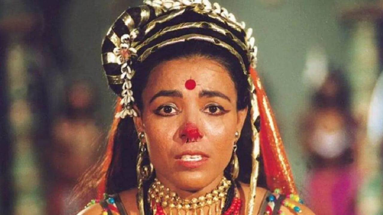 रेणू धारीवाल या पंजाबी कुटुंबातील असून त्यांच्या घरात अभिनयाची कोणतीही पार्श्वभूमी नव्हती. मात्र अभिनयाची आवड असल्याने त्यांनी आईच्या पाठिंब्याने घरच्यांना न सांगता मुंबई गाठली. येथे त्यांनी प्रसिद्ध अभिनय प्रशिक्षक रोशन तनेजा यांच्या अभिनय वर्गात प्रवेश घेतला.