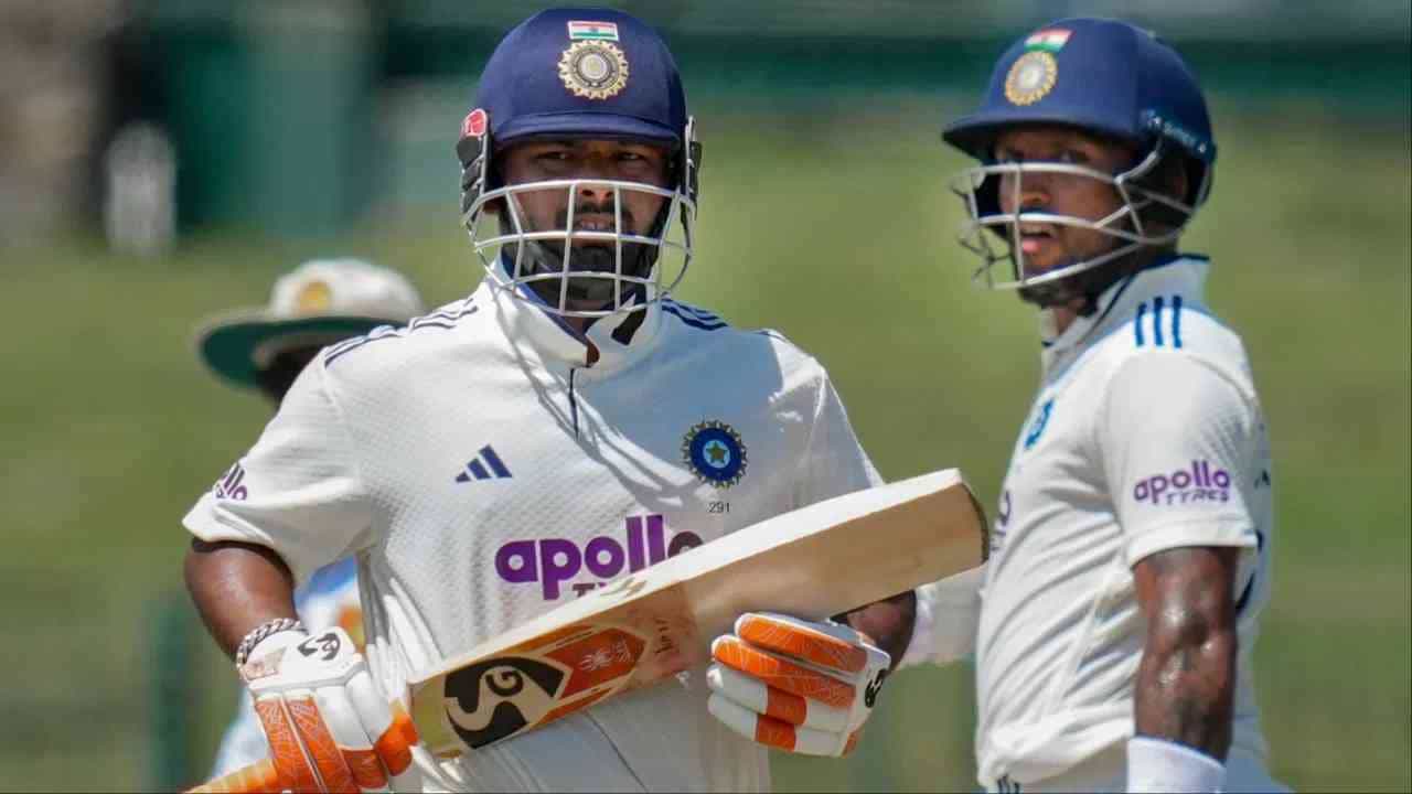 भारत-श्रीलंकेत कोलंबो येथे दुसरा कसोटी सामना सुरु आहे. या टेस्ट मॅचच्या पहिल्या इनिंगमध्ये फलंदाजी करताना ऋषभ पंतने शुबमन गिलच्या नावावर असलेला भारतीय रेकॉर्ड मोडला आहे. भारतीयांच्या यादीत पंत पुढे निघून गेला आहे. (Photo: PTI)