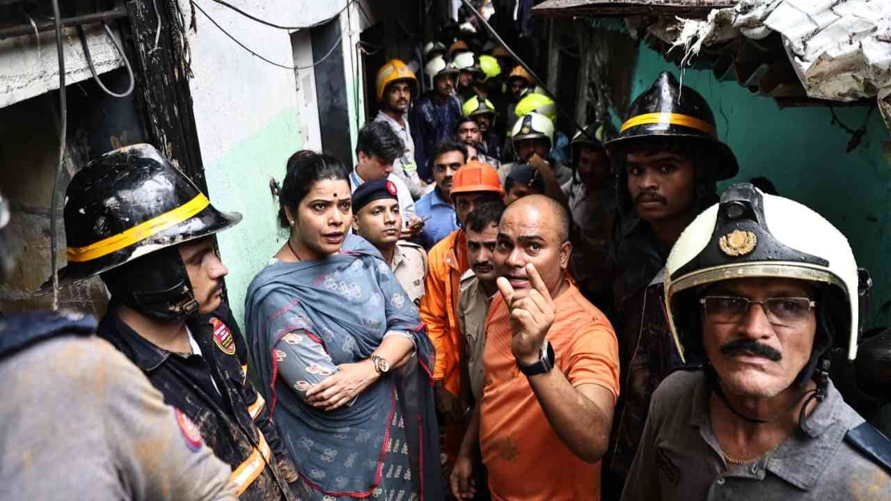 Ghatkopar Sakinaka Landslide : मुंबईत घरांवर डोंगराचा काही भाग कोसळून मोठी दुर्घटना, मुंबईच्या महापौरांची पहिली प्रतिक्रिया Ghatkopar Sakinaka Landslide : मुंबईत घरांवर डोंगराचा काही भाग कोसळून मोठी दुर्घटना, मुंबईच्या महापौरांची पहिली प्रतिक्रिया