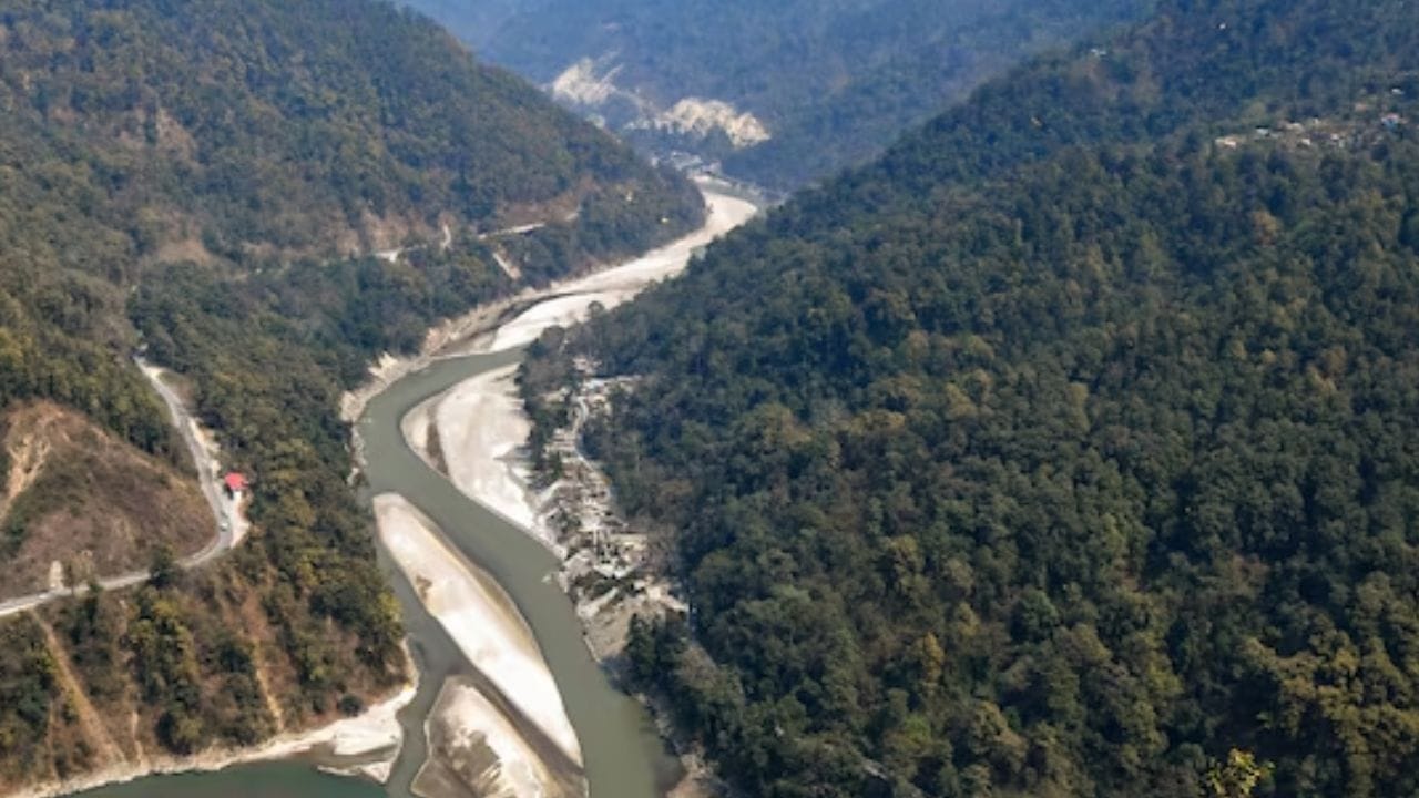 बांगलादेश नरमला, थेट तोंडावर पडताच बदलले सूर, अखेर भारताच्या.. बांगलादेश नरमला, थेट तोंडावर पडताच बदलले सूर, अखेर भारताच्या..