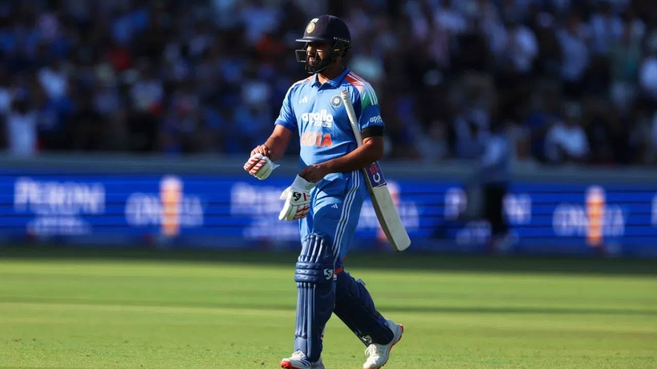 भारतीय संघाने नुकताच इंग्लंड दौरा केला आणि तीन सामन्यांची वनडे मालिका खेळली. पहिल्या दोन वनडे सामन्यात फेल गेलेला रोहित शर्माने तिसऱ्या वनडे सामन्यात जबरदस्त खेळी केली. त्याच्या शतकी खेळीमुळे निवृत्तीच्या बातम्यांसह टीकाकारांची तोंडही बंद झाली. (Photo: PTI)