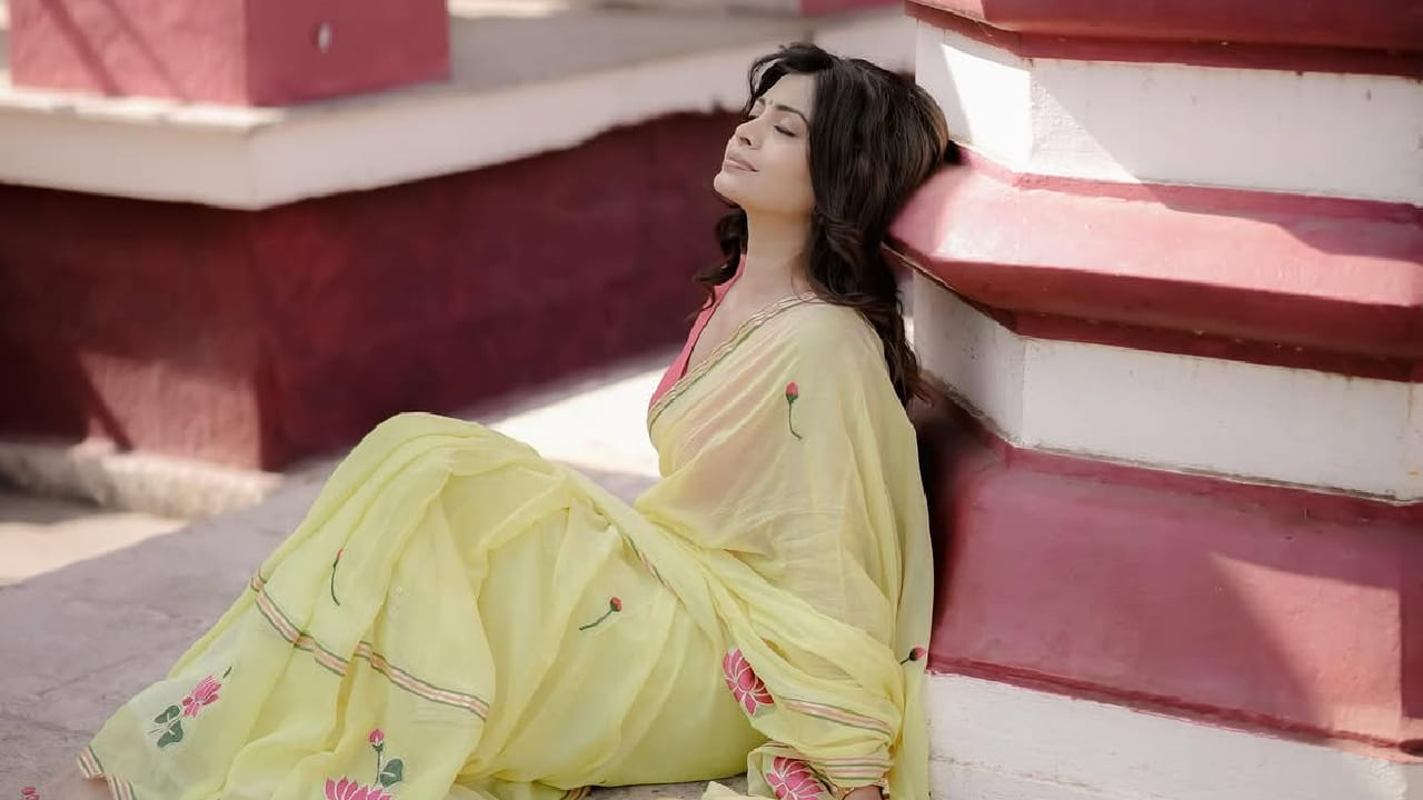 त्यामुळे तिचा सोशल मीडियावर मोठा चाहता वर्ग आहे. सध्या तिचे हे जुने पिवळ्या साडीतील फोटो पुन्हा व्हायरल होत असून, चाहत्यांमध्ये तिच्या या लूकची जोरदार चर्चा रंगली आहे.