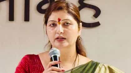मला नाही अब्रू आणि मी कशाला घाबरू... रूपाली चाकणकर यांच्यावर भडकल्या...