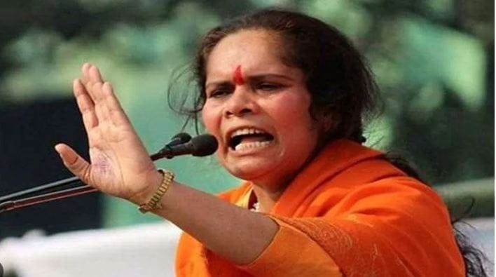 सीजेपीच्या आंदोलनात सहभागी झालेल्या याच तरुणींवर साध्वी प्राची यांनी वादग्रस्त विधान केलं आहे. त्या आग्रा येथे आयोजित केलेल्या राजेश्वर मेळा-2026 कार्यक्रमाच्या उद्घाटन समारंभात बोलत होत्या. 