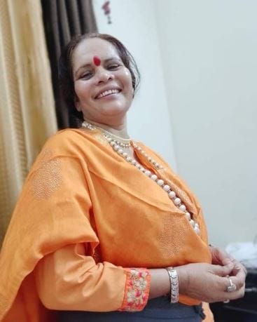 यावेळी आंदोलन करण्यात आले तेव्हा पंतप्रधान नरेंद्र मोदी यांच्याविषयी अभद्र भाषेचा वापर करण्यात आला. तरुणींना संस्कार द्यायला हवेत. ज्या तरुणींवर संस्कार कमी असतात त्या अभद्र भाषेचा वापर करतात, असे साध्वी प्राची म्हणाल्या. 