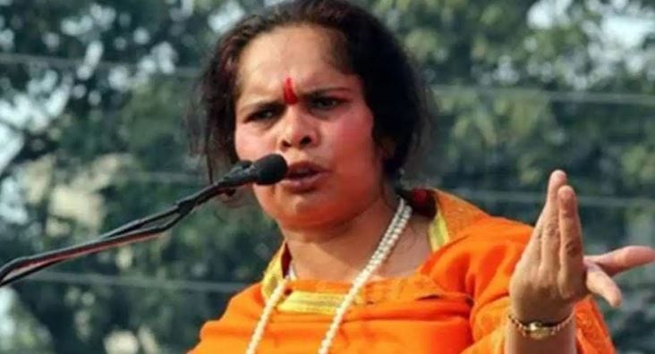 तसेच, आंदोलनात अभद्र भाषेचा वापर करणाऱ्या तरुणींचे फोटो मोबाईलमध्ये सेव्ह करून ठेवा. यातील एखादी तरुणी भविष्यात त्या जर तुमच्या घरातील सून झाली तर अवघड होईल, असं साध्वी प्राची म्हणाल्या. तसेच शिव्या देणाऱ्या या मुली समाजाला वेगळ्या दिशेने घेऊ जात आहेत, अशी टीकाही त्यांनी केली. 