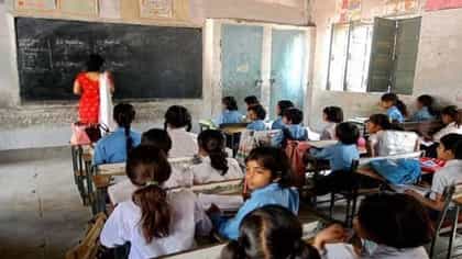 शाळेत बाहेरील व्यक्तींच्या प्रवेशावर बंदी; फोटो, व्हिडीओ देखील बॅन.