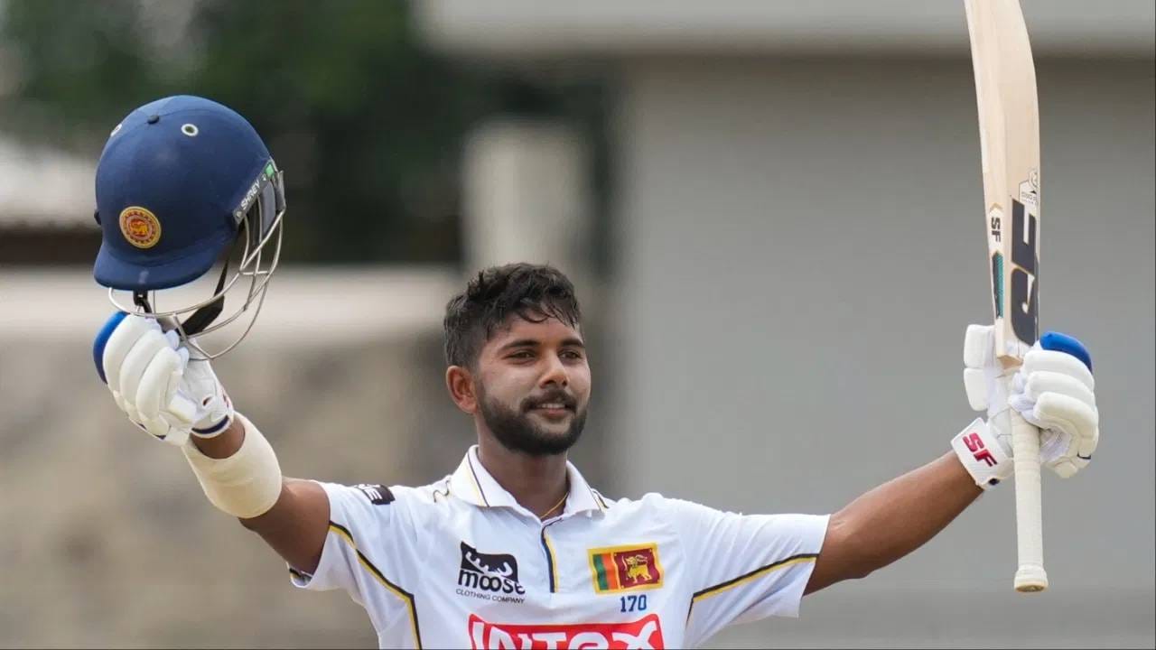 कोलंबो कसोटी सामन्यात श्रीलंकेने फॉलोऑन मिळाल्यानंतर जबरदस्त कमबॅक केलं आहे. यात सोनल दिनुशाचा मोलाचा हातभार राहिला आहे. श्रीलंकेला संकटातून बाहेर काढताना एका मोठ्या विक्रमाची नोंद केली आहे. त्याच्या नावावर ऐतिहासिक नोंद झाली आहे. (Photo: PTI)
