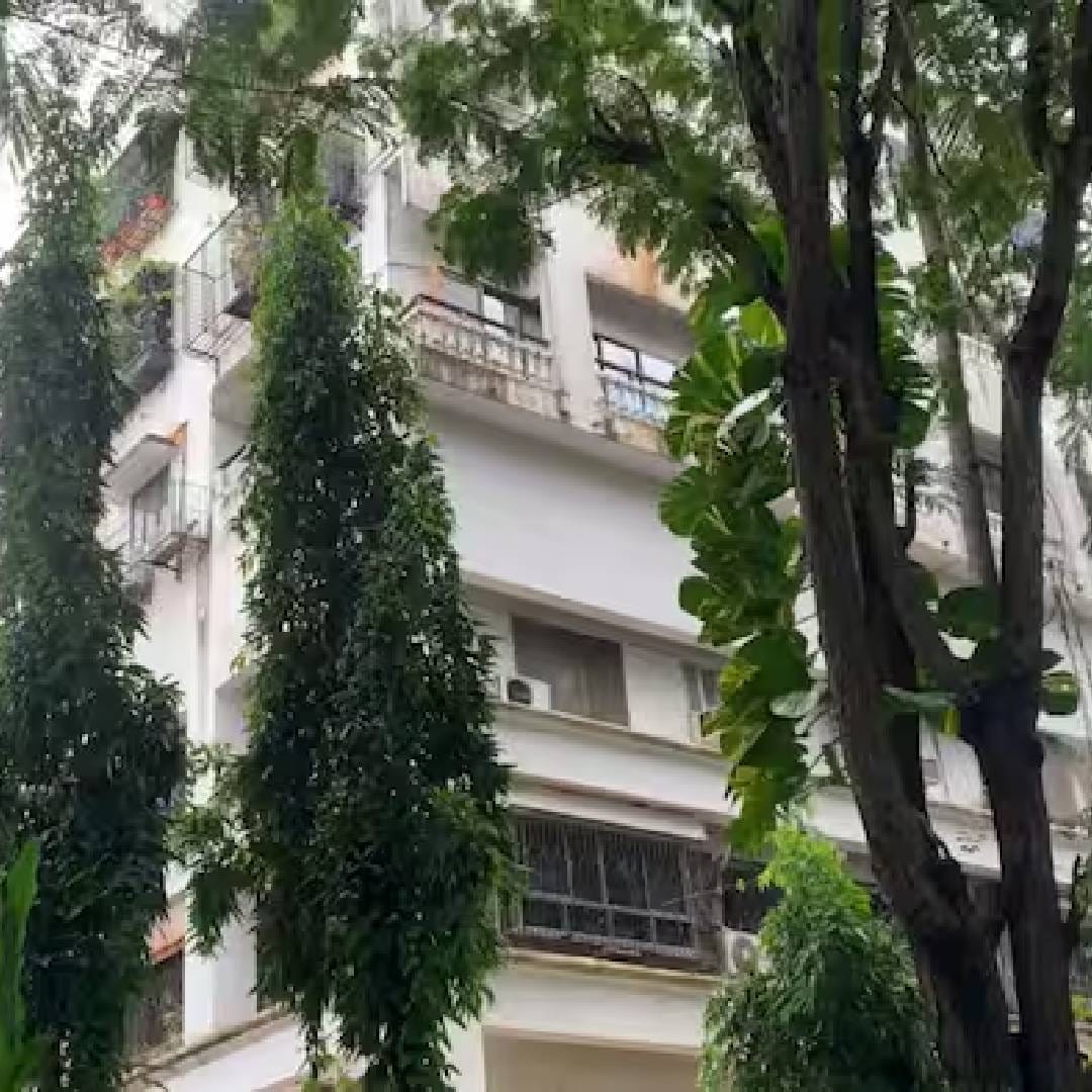 39 वर्षांपूर्वी रामानंद सागर यांनी 'रामायण' ही मालिका जवळपास 7 ते 9 कोटी रुपयांच्या बजेटमध्ये बनवली होती. आजकाल तर चित्रपटातील एका सीनवरच इतके पैसे खर्च होतात. इतक्या मोठ्या कलाकृतीची निर्मिती करणाऱ्या रामानंद सागर यांचा बंगला कसा दिसतो, हे तुम्हाला माहीत आहे का?