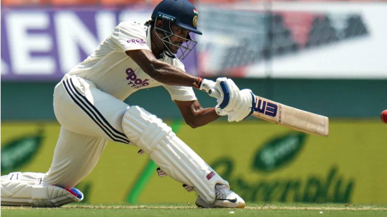 भारतीय संघ श्रीलंका दौऱ्यावर असून एक आनंदाची बातमी मिळाली आहे. डावखुरा फलंदाज साई सुदर्शन या मालिकेसाठी फिट आहे. त्याने फलंदाजी सरावही सुरू केला आहे. रिपोर्टनुसार, लवकरच टीम इंडियात सामील होईल. (Photo: PTI)