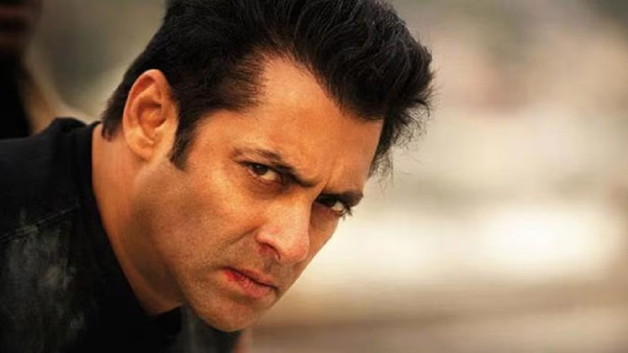Salman Khan : अजूनही वेळ गेली नाही, माफी माग..., सलमान खानला एक्स - गर्लफ्रेंडचा मेसेज, नेमकं काय घडलं? Salman Khan : अजूनही वेळ गेली नाही, माफी माग..., सलमान खानला एक्स - गर्लफ्रेंडचा मेसेज, नेमकं काय घडलं?