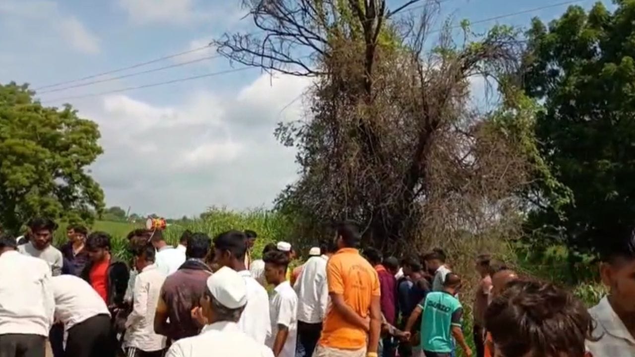अपघातानंतर महामार्गावर काही काळ गोंधळाचे वातावरण निर्माण झाले होते. जखमी प्रवाशांना तातडीने वैजापूर येथील उपजिल्हा रुग्णालयात उपचारासाठी दाखल करण्यात आले आहे.