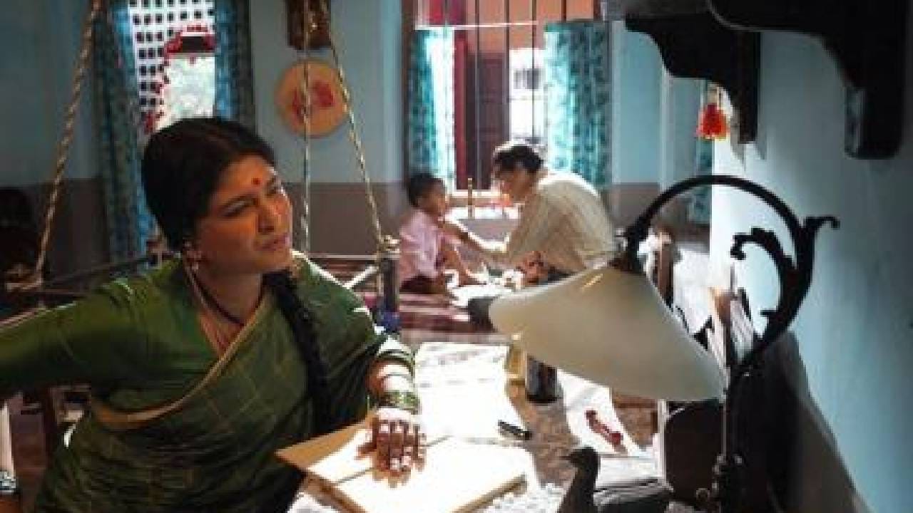 विशेष म्हणजे ही चिमुकली आता मराठी मनोरंजनसृष्टीतील लोकप्रिय अभिनेत्री म्हणून ओळखली जाते. ‘ओ काका sss… मीच म्हणाले तुम्हाला वेडा, पण मनातल्या मनात बोलले. तुम्हाला कसं कळलं?’ असं म्हणत संजय नार्वेकर यांच्या पात्राला जीभ दाखवून पळून जाणारी ही चिमुकली म्हणजेच सना शिंदे.