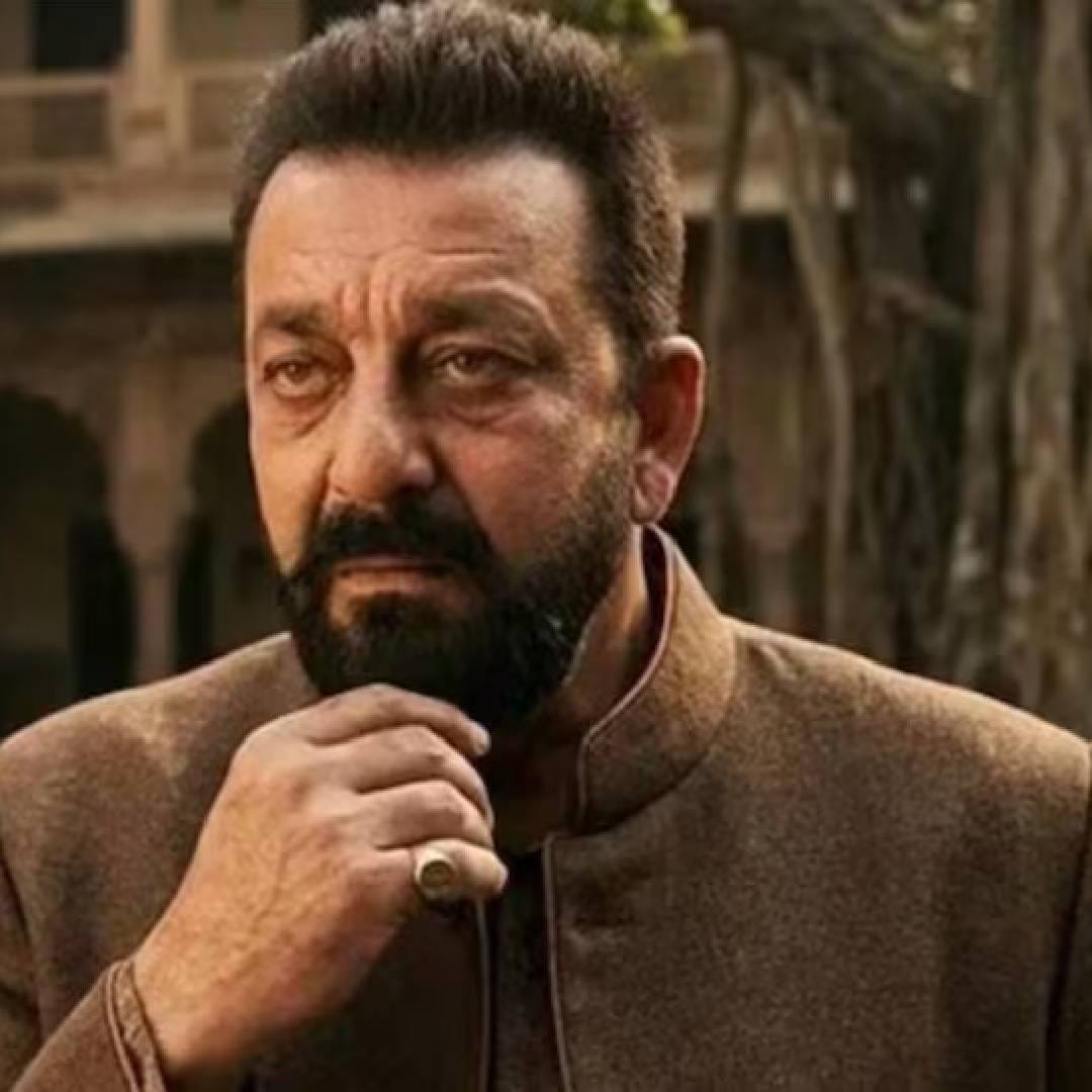 यावेळी संजय दत्तने बॉलिवूडच्या एकतेची तुलना हॉलिवूडशी केली. "हॉलिवूड इंडस्ट्री आणि तिथले कलाकार खूप खंबीरपणे एकत्र उभे राहतात. तिथे अभिनेते असो किंवा लेखक, प्रत्येकजण खूप एकजूट आहे. प्रत्येकाला पाठिंबा देणाऱ्या संस्था आहेत. ऑस्कर पुरस्कार सोहळ्यातही एक वेगळंच बंधुत्व दिसून येतं. जेव्हा एखादा अभिनेता पुरस्कार स्वीकारायला मंचावर जातो, तेव्हा कोणालाही मत्सर वाटत नाही. प्रत्येकजण मनापासून एकमेकांचा गौरव करत असल्याचं तुम्हाला स्पष्टपणे दिसतं. हे खरोखरंच खूप सुंदर आहे", असं तो पुढे म्हणाला. 
