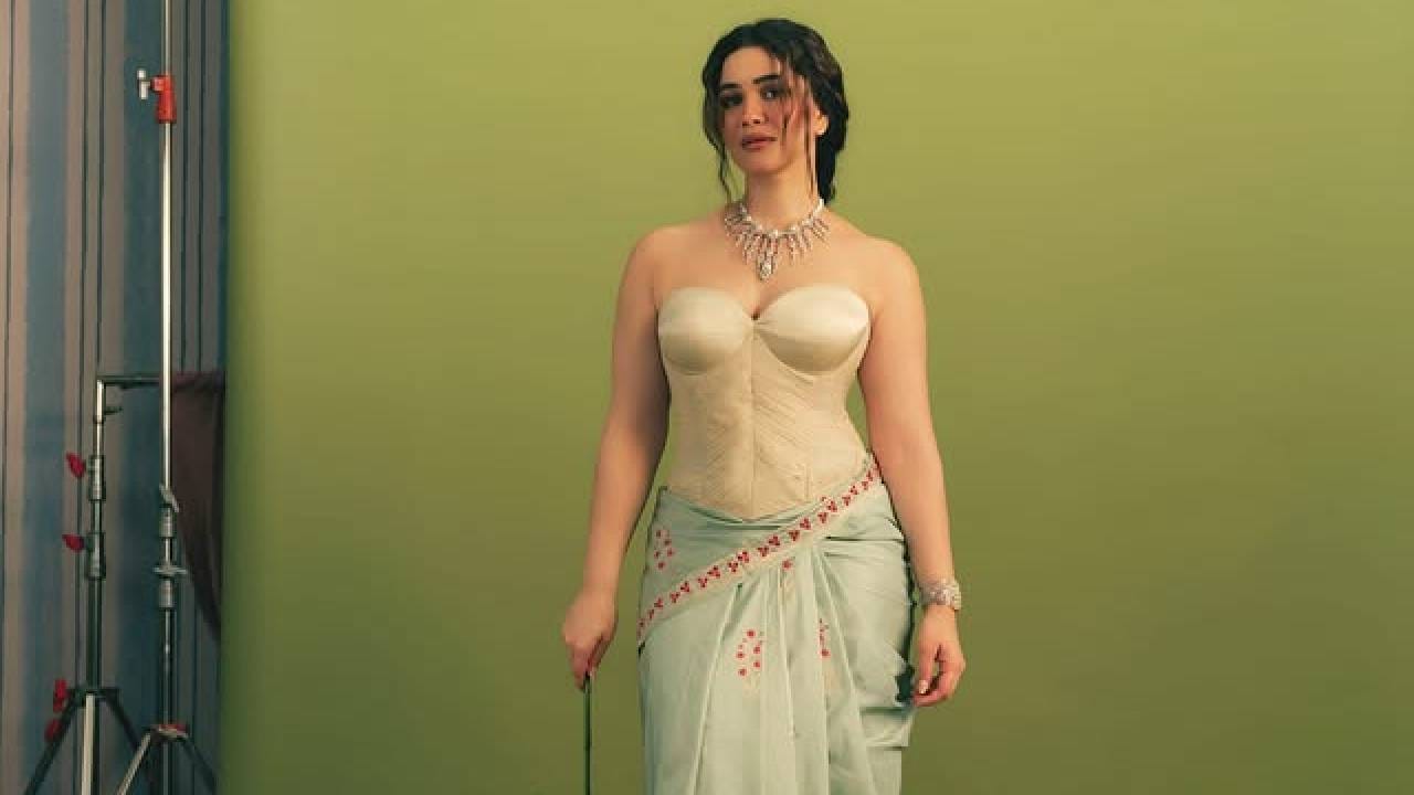 भारताचा माजी क्रिकेटपटू सचिन तेंडुलकरची मुलगी सारा तेंडुलकर सोशल मीडियावर नेहमीच चर्चेत असते. विविध कार्यक्रमांमधील तिचा स्टायलिश अंदाज चाहत्यांचे लक्ष वेधून घेत असतो. आता पुन्हा एकदा सारा तिच्या रॉयल साडी लुकमुळे चर्चेत आली आहे.